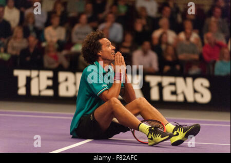 Royal Albert Hall, London, UK. 4. Dezember 2015. Tag 3 des Champions Tennis, abends Singles match zwischen James Blake und Younes El Aynaoui mit Blake dem späteren Sieger. El Aynaoui appelliert an das Publikum während einer Menschenmenge nennen. Bildnachweis: Sportsimages/Alamy Live-Nachrichten Stockfoto