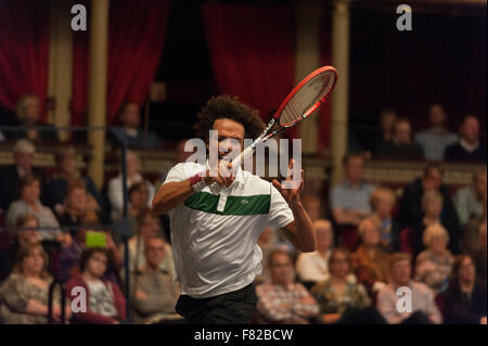 Royal Albert Hall, London, UK. 4. Dezember 2015. Tag 3 des Champions Tennis, abends Singles match zwischen James Blake und Younes El Aynaoui mit Blake dem späteren Sieger. Bildnachweis: Sportsimages/Alamy Live-Nachrichten Stockfoto
