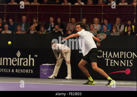 Royal Albert Hall, London, UK. 4. Dezember 2015. Tag 3 des Champions Tennis, abends Singles match zwischen James Blake und Younes El Aynaoui mit Blake dem späteren Sieger. Bildnachweis: Sportsimages/Alamy Live-Nachrichten Stockfoto