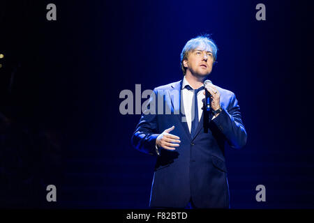 John Owen-Jones am Broadway in The Bay in das Wales Millennium Centre in Cardiff Stockfoto