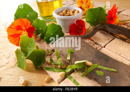 Frische Kapuzinerkresse Blüten und Blätter auf einen Salat vorbereitet Stockfoto