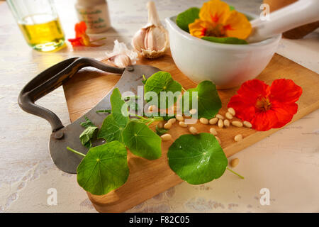 Frische Kapuzinerkresse Blüten und Blätter auf einen Salat vorbereitet Stockfoto