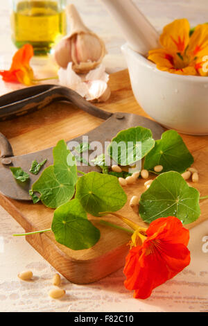 Frische Kapuzinerkresse Blüten und Blätter auf einen Salat vorbereitet Stockfoto