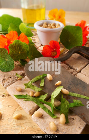 Frische Kapuzinerkresse Blüten und Blätter auf einen Salat vorbereitet Stockfoto