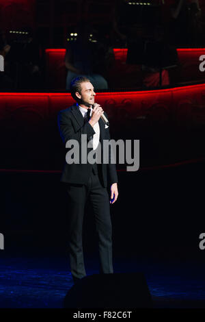 David Mahoney am Broadway in die Bucht auf das Wales Millennium Centre in Cardiff Stockfoto