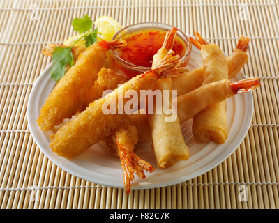 Close up Portrait of Oriental chinesische paniert und angeschlagenen frittierte Riesengarnelen mit einer süßen Chili-Dip essfertig Stockfoto