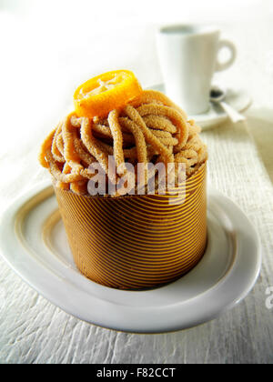 Handwerker-Patissier prasselten Choclate Fällen, gefüllt mit Kastanienpüree und Kirch-Schwamm Stockfoto