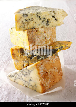 Nahaufnahme der Keile Blauschimmelkäse - von oben - blaues Vinney, Stilton, Blacksticks blau, cremige Stilton Stockfoto