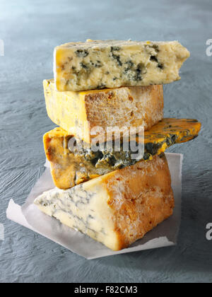 Nahaufnahme der Keile Blauschimmelkäse - von oben - blaues Vinney, Stilton, Blacksticks blau, cremige Stilton Stockfoto