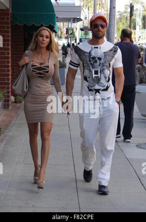 Bastian und Maria Yotta halten die Hände beim Einkaufen mit Beverly Hills: Bastian Yotta Maria Yotta Where: Los Angeles, California, Vereinigte Staaten von Amerika als: 3. November 2015 Stockfoto