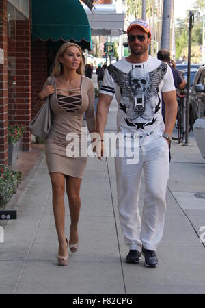 Bastian und Maria Yotta halten die Hände beim Einkaufen mit Beverly Hills: Bastian Yotta Maria Yotta Where: Los Angeles, California, Vereinigte Staaten von Amerika als: 3. November 2015 Stockfoto