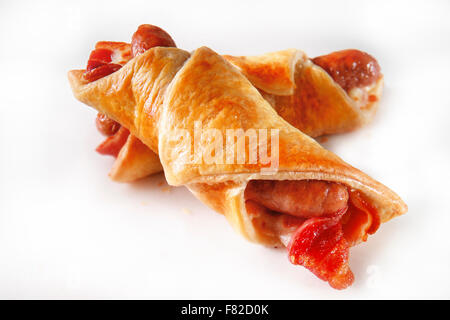 Sausauge & Speck in Blätterteig Gebäck roll Snack vor einem weißen Hintergrund Stockfoto