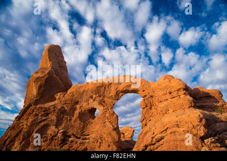 Morgenwolken Turret Arch, Arches-Nationalpark, Utah, Windows unter Stockfoto