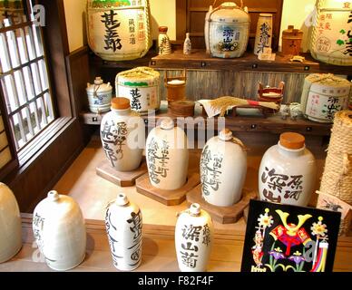 Ein Geschäft in Takayama, Japan mit traditionellen japanischen Vasen. Stockfoto