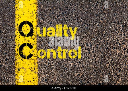 Konzept-Bild der Buchhaltung Business Abkürzung QC Qualitätskontrolle über Straße Markierung gelber Farbe geschrieben. Stockfoto