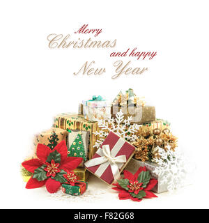 Weihnachtsgrußkarte mit Haufen von Geschenken im bunten Verpackung und Text Frohe Weihnachten und frohes neues Jahr Stockfoto