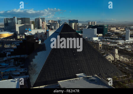 Das Luxor Hotel und der South Strip bei Sonnenaufgang, Las Vegas NV (vom Delano Hotel aus gesehen) Stockfoto