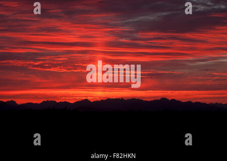 Sonnenuntergang über die Olympic Mountains mit einer Sun-Säule fotografiert in der Nähe von Shelton, WA, Mason County, USA. Stockfoto