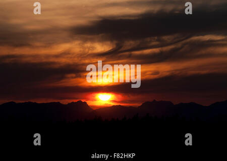 Sonnenuntergang über die Olympic Mountains fotografiert in der Nähe von Shelton, WA, Mason County, USA. Stockfoto