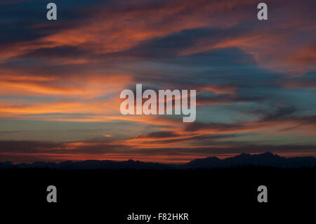 Sonnenuntergang über die Olympic Mountains fotografiert in der Nähe von Shelton, WA, Mason County, USA. Stockfoto