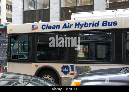 Ein Chicago Transit Authority saubere Luft Hybridbus im Verkehr. Stockfoto