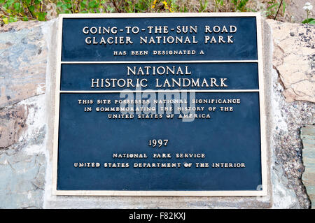 Eine Gedenktafel, die Aufnahme der Bezeichnung der Going-To-The-Sun Road im Glacier National Park als ein National Historic Landmark. Stockfoto