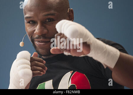 Moskau, Russland. 4. Dezember 2015. FLOYD MAYWEATHER JR. führt massive Boxen Trainingseinheit in Moskau in der Konzerthalle. Bildnachweis: Anna Sergeeva/ZUMA Draht/Alamy Live-Nachrichten Stockfoto