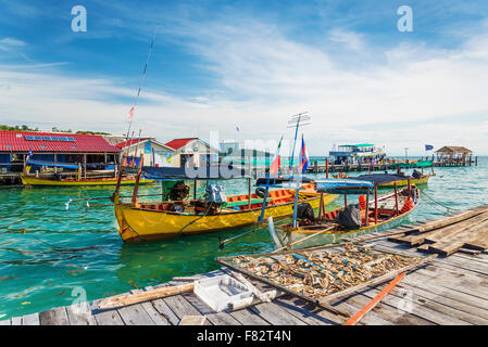 Insel Koh Rong Angeln Boot und Fähre Pier in Kambodscha Stockfoto