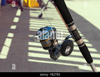 bunte Spinnen mit Reel für Fischerei Nahaufnahme Stockfoto