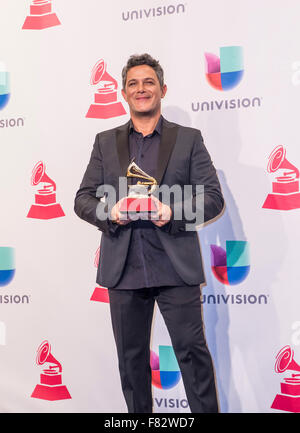 Sänger Alejandro Sanz Posen im Presseraum während der 16. Annual Latin GRAMMY Awards in Las Vegas Stockfoto