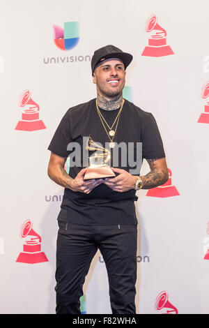 Nicky Jam stellt Gewinner des städtischen Bestleistung im Presseraum während der 16. Annual Latin GRAMMY Awards in Las Vegas Stockfoto