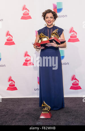 Natalia Lafourcade Gewinner des Lied des Jahres Posen im Presseraum während der 16. Annual Latin GRAMMY Awards in Las Vegas Stockfoto