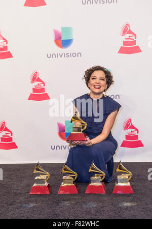 Natalia Lafourcade Gewinner des Lied des Jahres Posen im Presseraum während der 16. Annual Latin GRAMMY Awards in Las Vegas Stockfoto