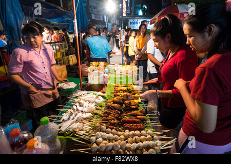 Eine Garküche verkaufen gegrilltes Fleisch und Fisch an ruhiger und atmosphärischer walking Night Market entlang Wualai Road in Chiang Mai, Thailand. Stockfoto