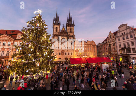 Menschenmassen Prager Weihnachtsmarkt Altstädter Ring Prag, Tschechien Stockfoto