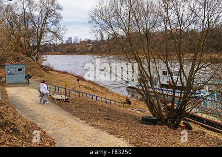 Fuß Flussschiffe auf dem Parkplatz am Fluss Frühling. Stockfoto