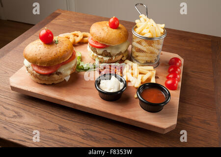 Burger und Pommes frites serviert auf Holztisch Stockfoto