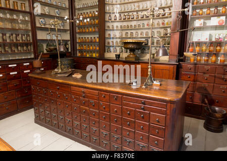 Die ursprüngliche alte Apotheke von Royal Frederiks Hospital (1757-1910) an den medizinischen Museion in Kopenhagen angezeigt. Stockfoto