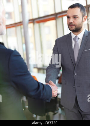 Geschäftspartner, Partnerschaftskonzept mit zwei Geschäftsmann handshake Stockfoto