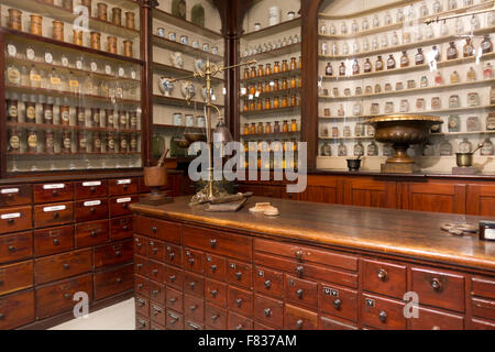 Die ursprüngliche alte Apotheke von Royal Frederiks Hospital (1757-1910) an den medizinischen Museion in Kopenhagen angezeigt. Stockfoto