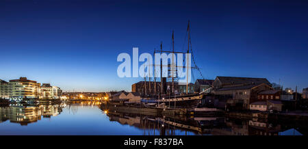 Bristol Hafen bei Nacht mit Brunels historischen SS Great Britain Stockfoto