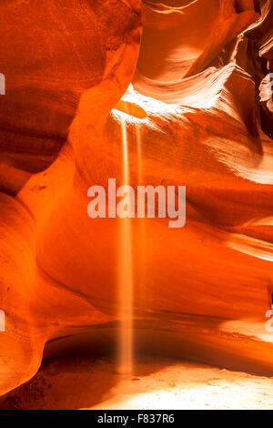 Innere des Antelope Canyon, versauten orange Wellen aus Stein gemacht Stockfoto