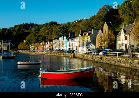 Gebäude auf Main Street, Tobermory, Isle of Mull, Argyll and Bute, Scotland, UK in leuchtenden Farben. Stockfoto