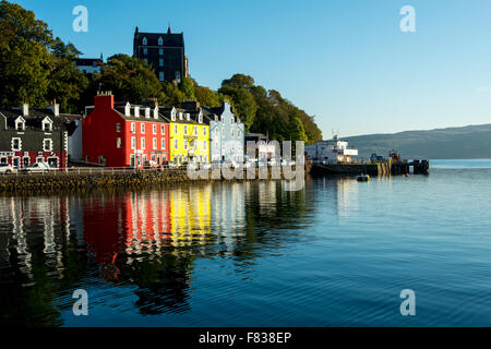 Gebäude auf Main Street, Tobermory, Isle of Mull, Argyll and Bute, Scotland, UK in leuchtenden Farben. Stockfoto