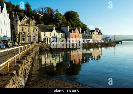 Geschäfte und weitere Gebäude auf Main Street, Tobermory, Isle of Mull, Argyll and Bute, Scotland, UK. Stockfoto