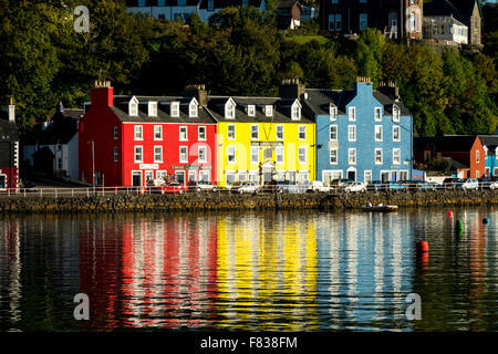 Farbenfrohe Gebäude an der Main Street, Tobermory, über den Hafen, Isle of Mull, Argyll and Bute, Scotland, UK. Stockfoto