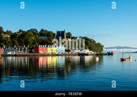 Farbenfrohe Gebäude an der Main Street, Tobermory, über den Hafen, Isle of Mull, Argyll and Bute, Scotland, UK. Stockfoto
