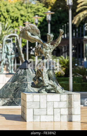 Spanische und katalanische Künstler Salvador Dali-Bronze-Skulpturen auf dem Display an der Avenida del Mar in Marbella in Spanien Stockfoto