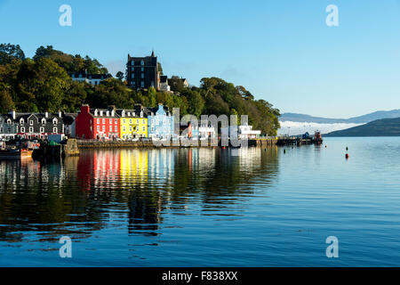 Main Street, Tobermory über den Hafen, Isle of Mull, Argyll and Bute, Scotland, UK. Stockfoto
