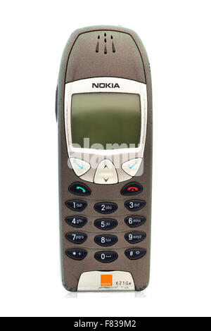 Alten abgenutzt Vintage Nokia 6210 Handy auf weißem Grund. Nokia ist ein finnischer Kommunikations-Unternehmen Stockfoto